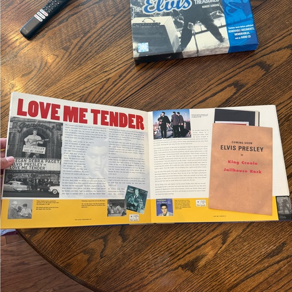 The Elvis Treasures Book - Picture 7 of 9